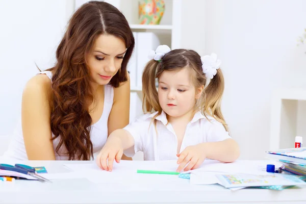 小さな女の子と彼女の母親の勉強 — ストック写真