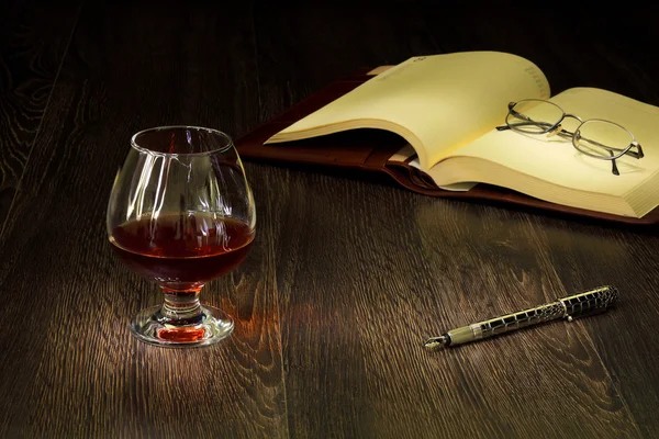 Cognac, sigaro e un vecchio libro nelle vicinanze — Foto Stock
