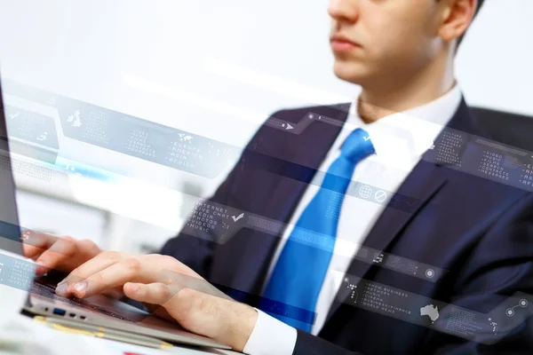 Бизнес-человек, работающий на компьютере — стоковое фото