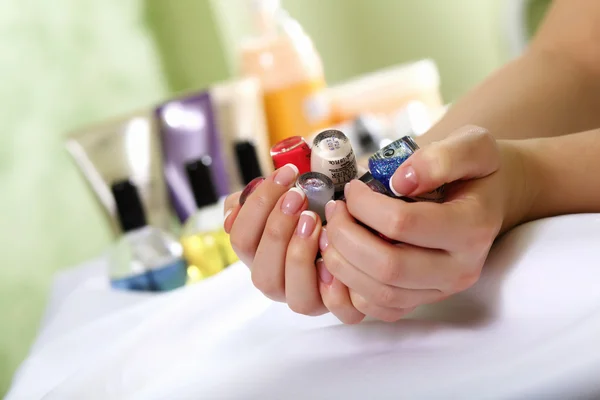 Kobiece dłonie i manicure powiązanych obiektów — Zdjęcie stockowe