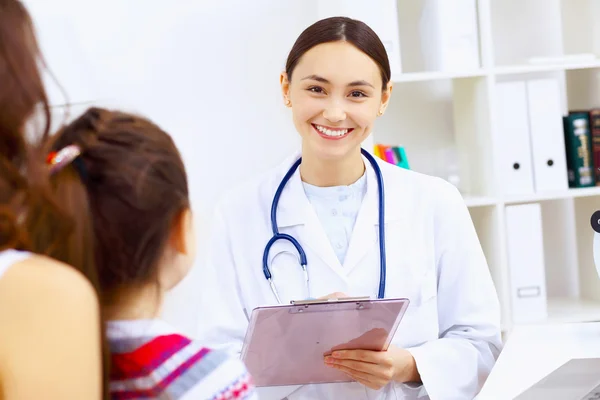 Little girl and a doctor — Stock Photo, Image