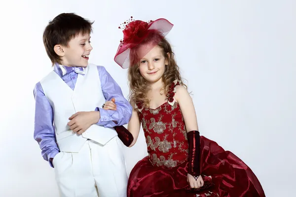 Маленькая девочка в красивом платье и мальчик — стоковое фото