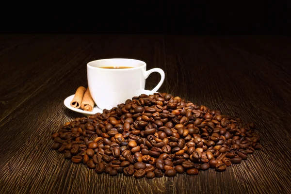 Grains de café et tasse blanche — Photo