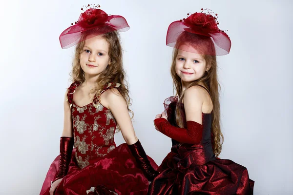 Маленькие девочки в красивом платье — стоковое фото