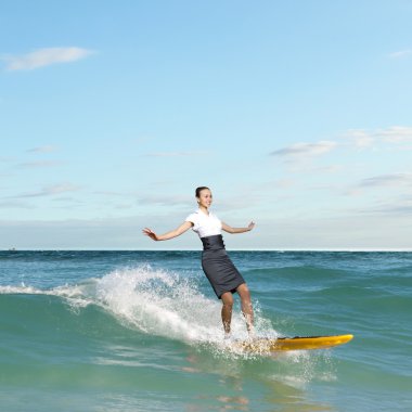genç bir iş kişi dalgaların sörf