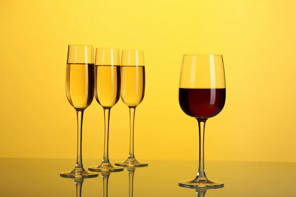 Copos com vinho — Fotografia de Stock