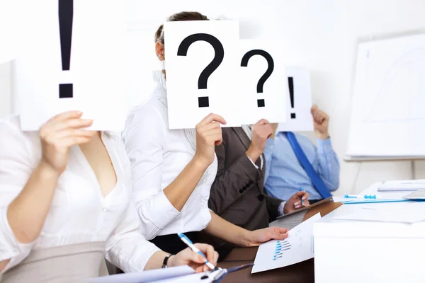 Empresários em funções com pontos de interrogação — Fotografia de Stock