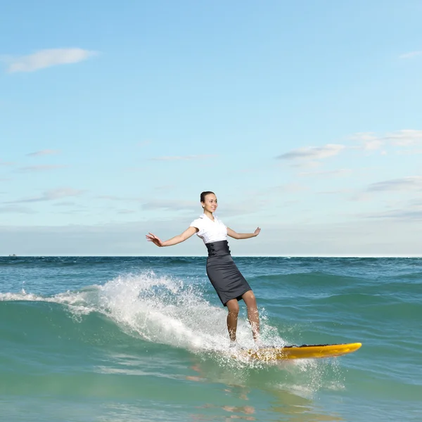 Młody przedsiębiorca surfing na fale — Zdjęcie stockowe