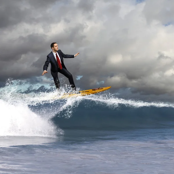 Szörfözés a hullámok a fiatal vállalkozó — Stock Fotó