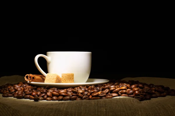 Grãos de café e xícara branca — Fotografia de Stock