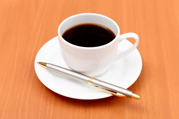 Czarna kawa kubek i pióra — Zdjęcie stockowe
