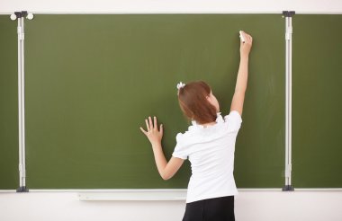 blackboard yakınındaki scoolgirl ayakta