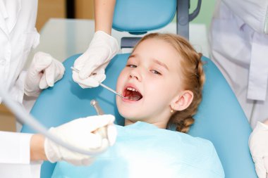 küçük kız ziyaret dişçi