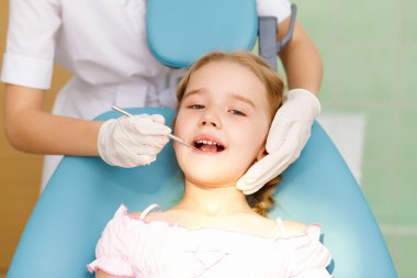 küçük kız ziyaret dişçi