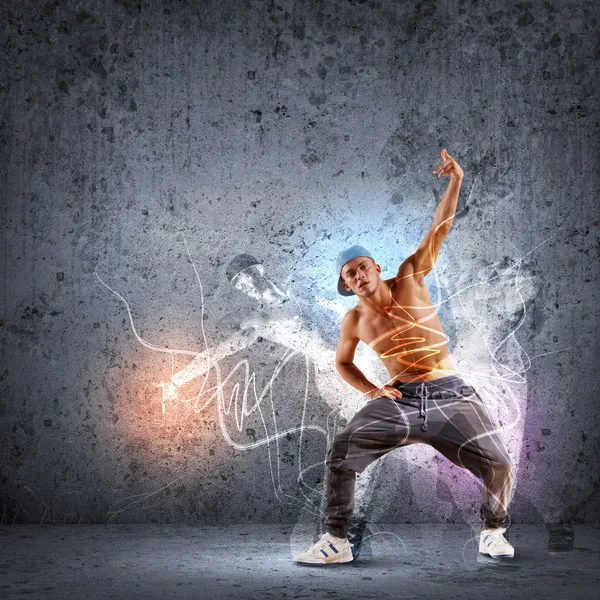 Молодой человек танцует хип-хоп с цветовыми линиями — стоковое фото