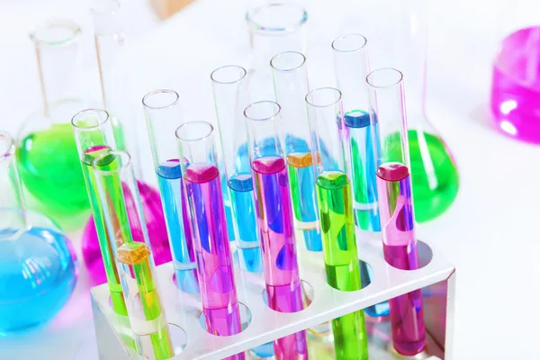 Хімічна лабораторія скляний посуд з кольоровими рідинами — стокове фото