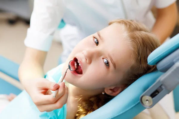 Weinig meisje bezoeken tandarts — Stockfoto