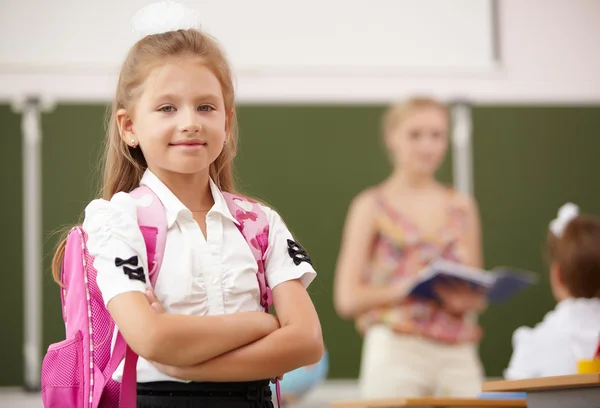 Маленька дівчинка в шкільному класі — стокове фото