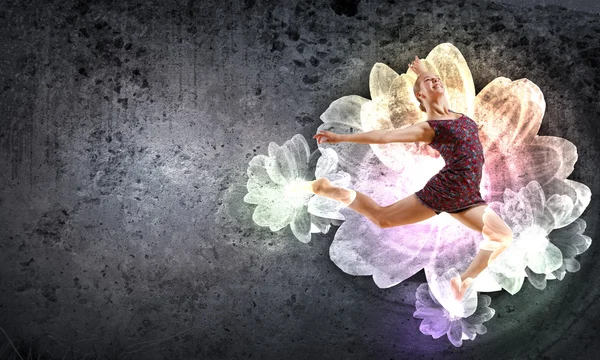 Девушка в цветном платье танцующая. Коллаж — стоковое фото