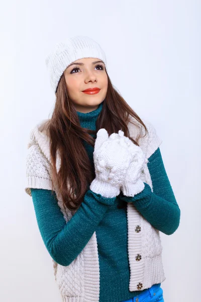 Νεαρή γυναίκα φοράει καπέλο χειμώνα και ζεστό κασκόλ — Φωτογραφία Αρχείου