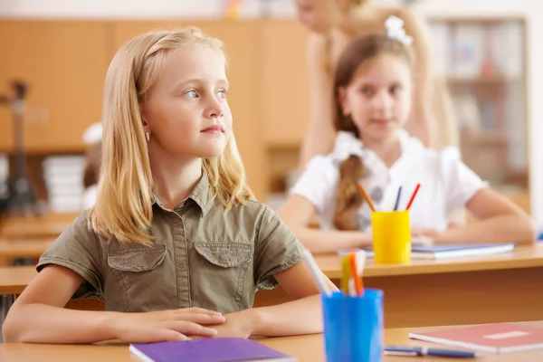 Κοριτσάκι σε σχολική τάξη — Φωτογραφία Αρχείου