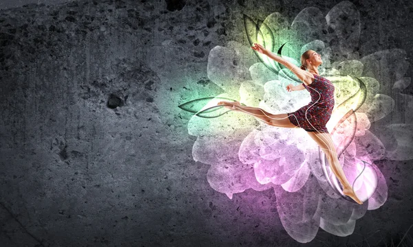 Mädchen in Farbe Kleid tanzen.collage — Stockfoto