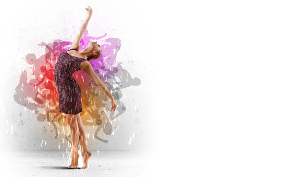 女孩在颜色的衣服 dancing.collage — 图库照片