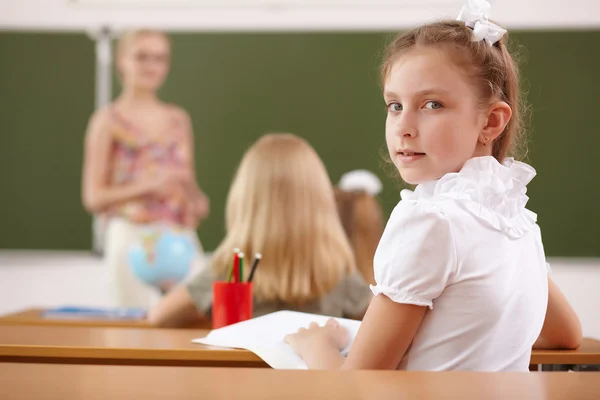 Κοριτσάκι σε σχολική τάξη — Φωτογραφία Αρχείου