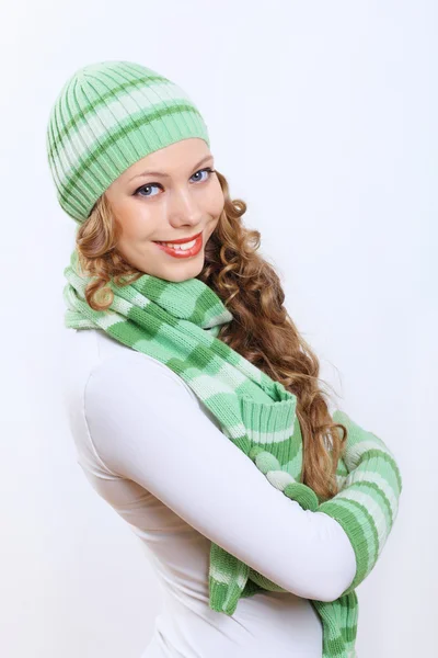 Giovane donna con cappello invernale e sciarpa calda — Foto Stock