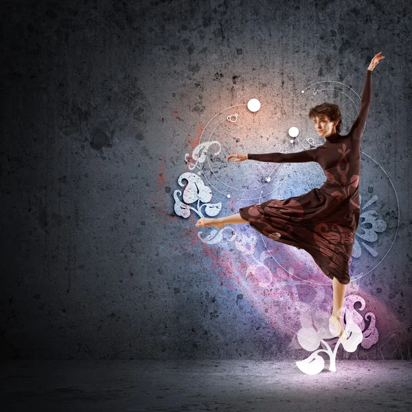 Mädchen in Farbe Kleid tanzen.collage — Stockfoto