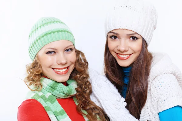 Jonge vrouw droeg winter hoed en warme sjaal — Stockfoto