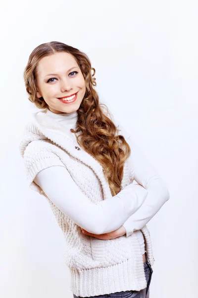 Młoda kobieta sobie ciepły sweter — Zdjęcie stockowe