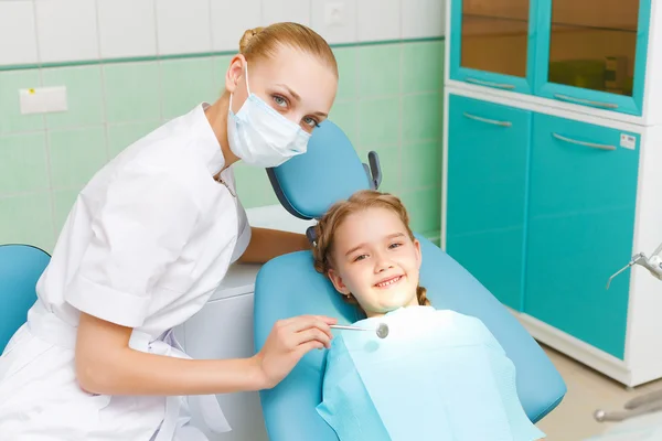 Маленькая девочка, посещающая дантиста — стоковое фото