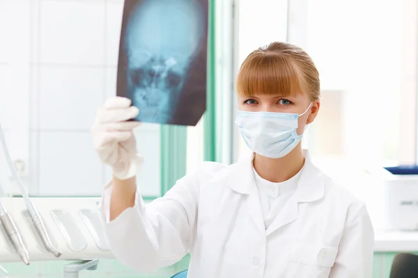 Vrouwelijke arts met röntgenfoto — Stockfoto
