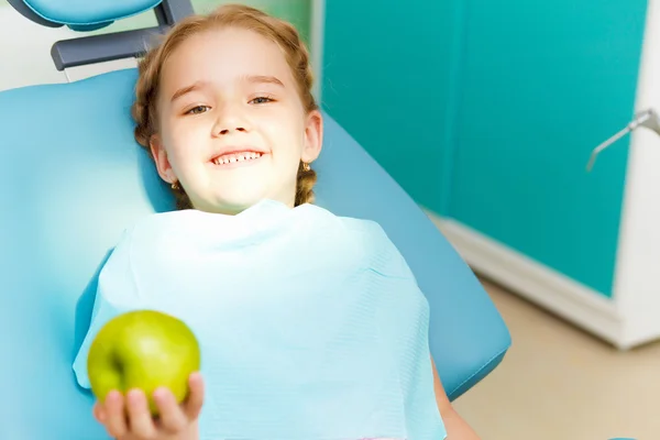 Küçük kız ziyaret dişçi — Stok fotoğraf