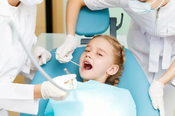 Mała dziewczynka wizyty dentysta — Zdjęcie stockowe