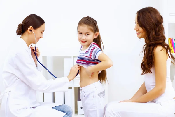 Kleines Mädchen und ein Arzt — Stockfoto