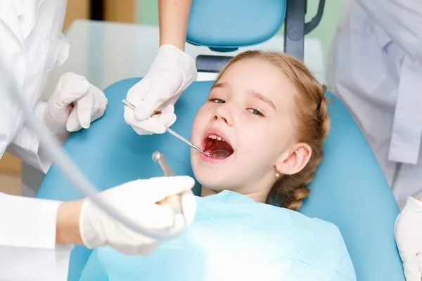 Niña visitando dentista —  Fotos de Stock