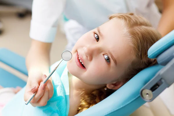 Маленька дівчинка відвідує стоматолога — стокове фото