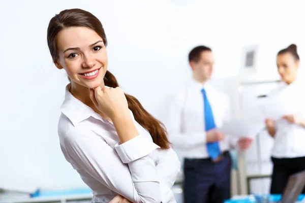 Junge Geschäftsfrau im Büro — Stockfoto