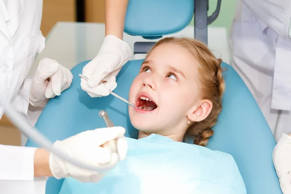 Маленька дівчинка відвідує стоматолога — стокове фото
