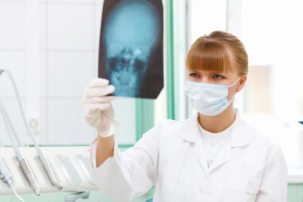 Medico donna con radiografia — Foto Stock