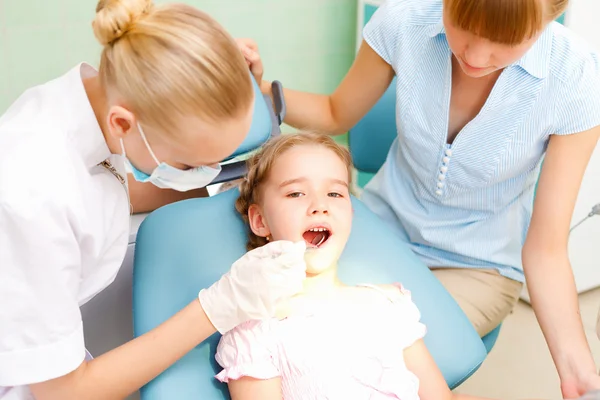 Malá dívka návštěvy zubaře — 图库照片