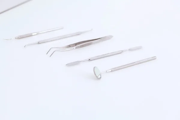 Комплект металлического стоматологического оборудования — стоковое фото