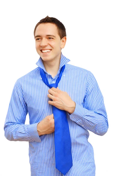 Młody biznesmen wiążące niebieski krawat — Zdjęcie stockowe