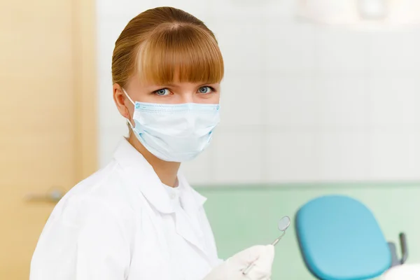 Een portret van een tandheelkundige werknemer — Stockfoto