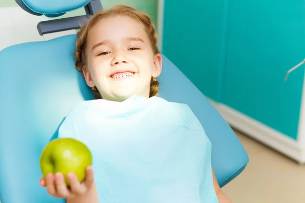 Niña visitando dentista — Foto de Stock