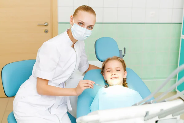 Μικρό κορίτσι επισκέπτονται οδοντίατρο — Φωτογραφία Αρχείου