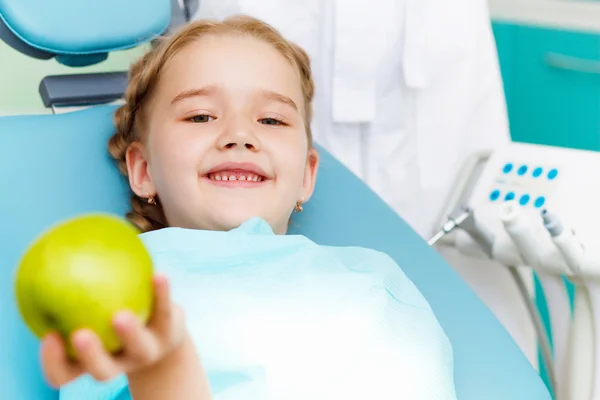Malá dívka návštěvy zubaře — Stock fotografie