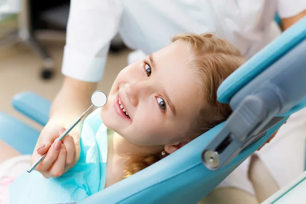 Menina visitando dentista — Fotografia de Stock
